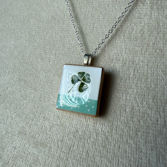 Hand-Crafted Real 4 Four Leaf Clover Scrabble Tile Pendant w/ Silver Chain #13 - Picture 1 of 7